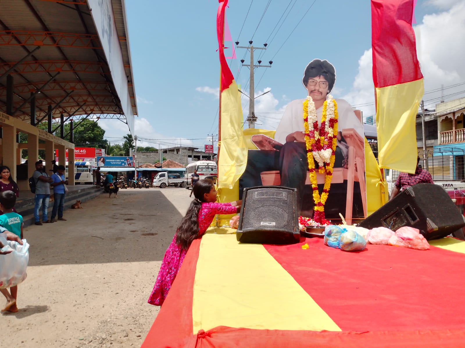 தியாகி திலீபன் அவர்களின் திருவுருவப் படம் தாங்கிய ஊர்திப் பவனிக்கு நாவற்குழியில் தேங்காய் உடைத்து வழிபாடு! 24