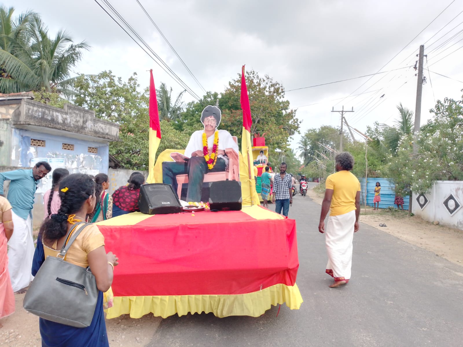 தியாகி திலீபன் அவர்களின் திருவுருவப் படம் தாங்கிய ஊர்திப் பவனிக்கு நாவற்குழியில் தேங்காய் உடைத்து வழிபாடு! 7