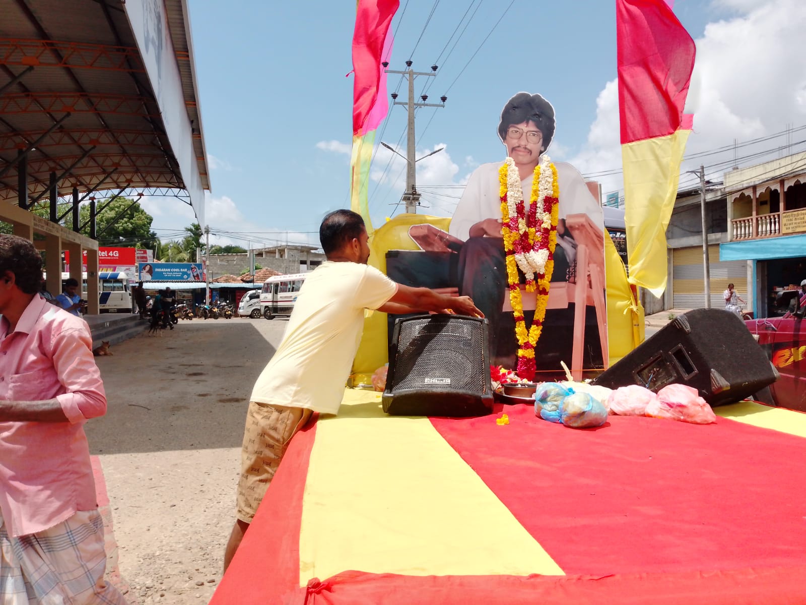 தியாகி திலீபன் அவர்களின் திருவுருவப் படம் தாங்கிய ஊர்திப் பவனிக்கு நாவற்குழியில் தேங்காய் உடைத்து வழிபாடு! 22