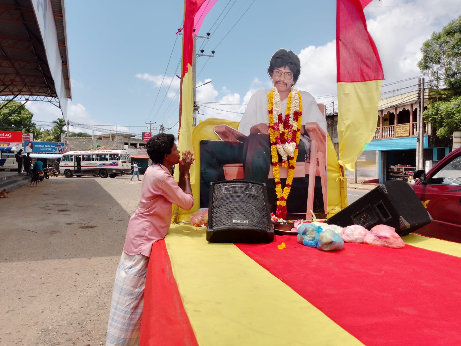 தியாகி திலீபன் அவர்களின் திருவுருவப் படம் தாங்கிய ஊர்திப் பவனிக்கு நாவற்குழியில் தேங்காய் உடைத்து வழிபாடு! 19