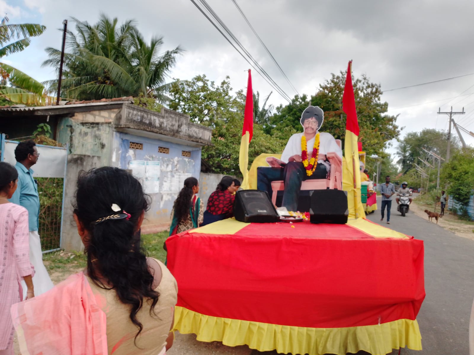 தியாகி திலீபன் அவர்களின் திருவுருவப் படம் தாங்கிய ஊர்திப் பவனிக்கு நாவற்குழியில் தேங்காய் உடைத்து வழிபாடு! 5