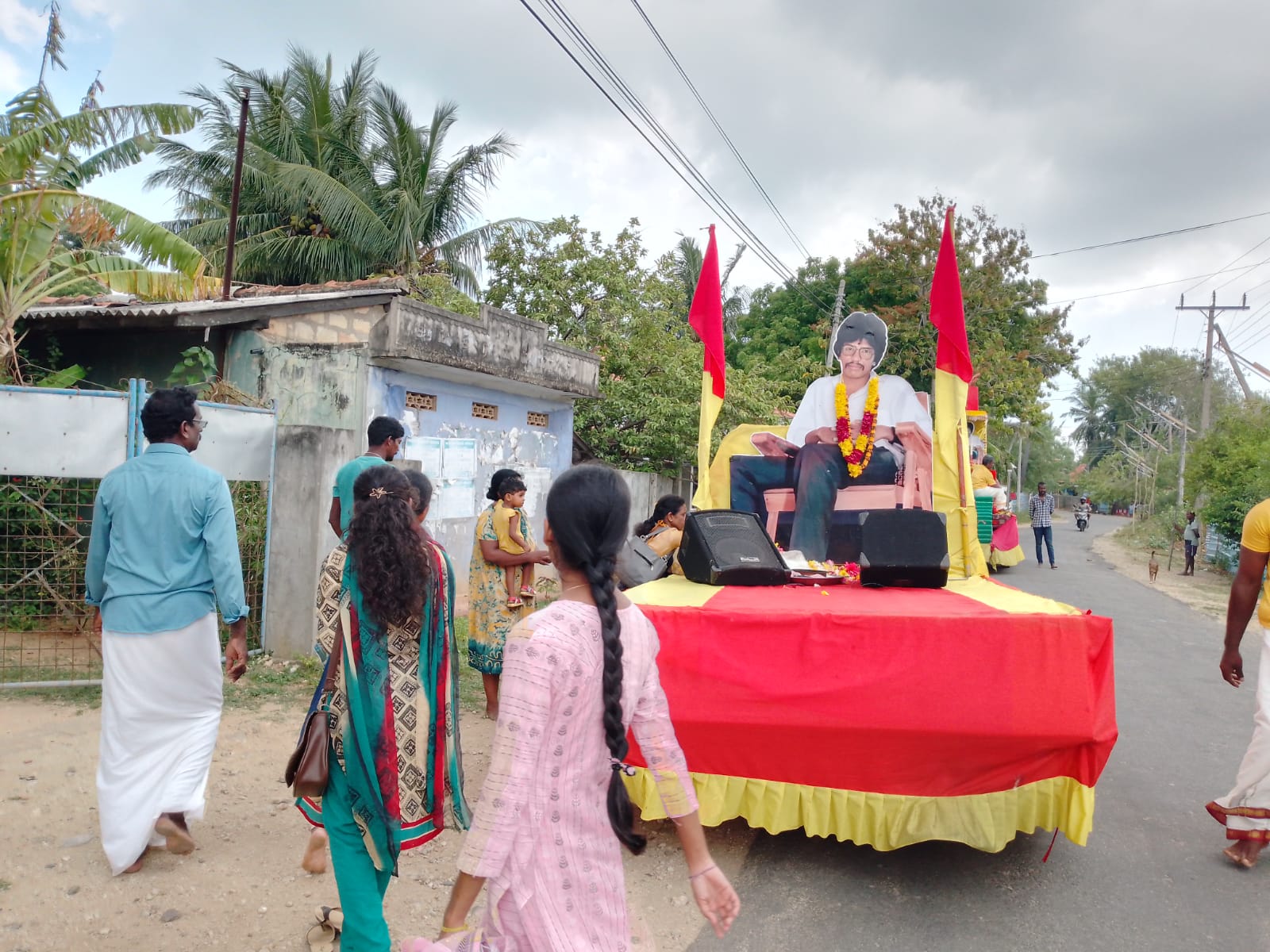 தியாகி திலீபன் அவர்களின் திருவுருவப் படம் தாங்கிய ஊர்திப் பவனிக்கு நாவற்குழியில் தேங்காய் உடைத்து வழிபாடு! 4