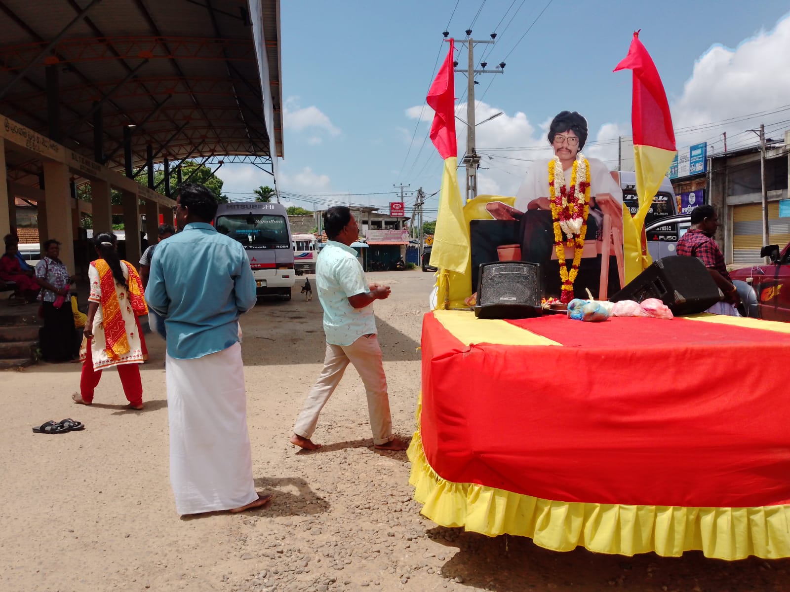 தியாகி திலீபன் அவர்களின் திருவுருவப் படம் தாங்கிய ஊர்திப் பவனிக்கு நாவற்குழியில் தேங்காய் உடைத்து வழிபாடு! 14