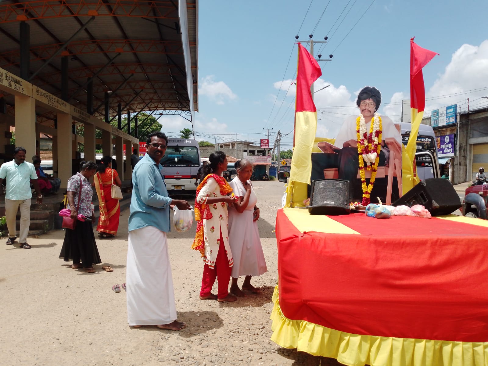 தியாகி திலீபன் அவர்களின் திருவுருவப் படம் தாங்கிய ஊர்திப் பவனிக்கு நாவற்குழியில் தேங்காய் உடைத்து வழிபாடு! 13