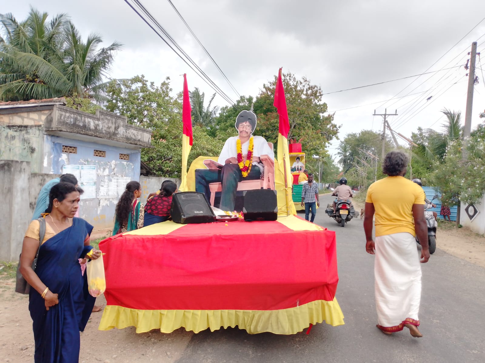 தியாகி திலீபன் அவர்களின் திருவுருவப் படம் தாங்கிய ஊர்திப் பவனிக்கு நாவற்குழியில் தேங்காய் உடைத்து வழிபாடு! 6