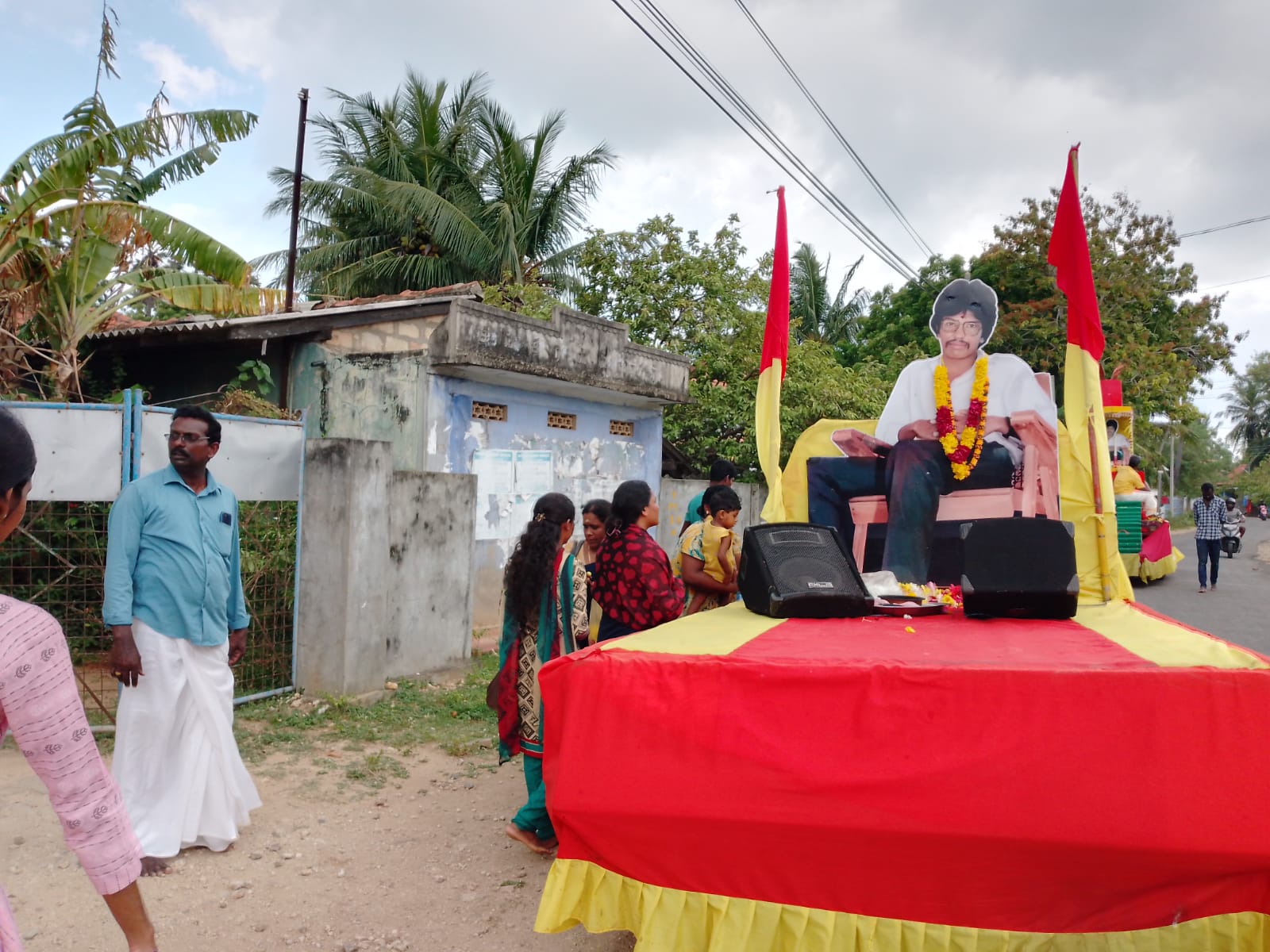 தியாகி திலீபன் அவர்களின் திருவுருவப் படம் தாங்கிய ஊர்திப் பவனிக்கு நாவற்குழியில் தேங்காய் உடைத்து வழிபாடு! 3