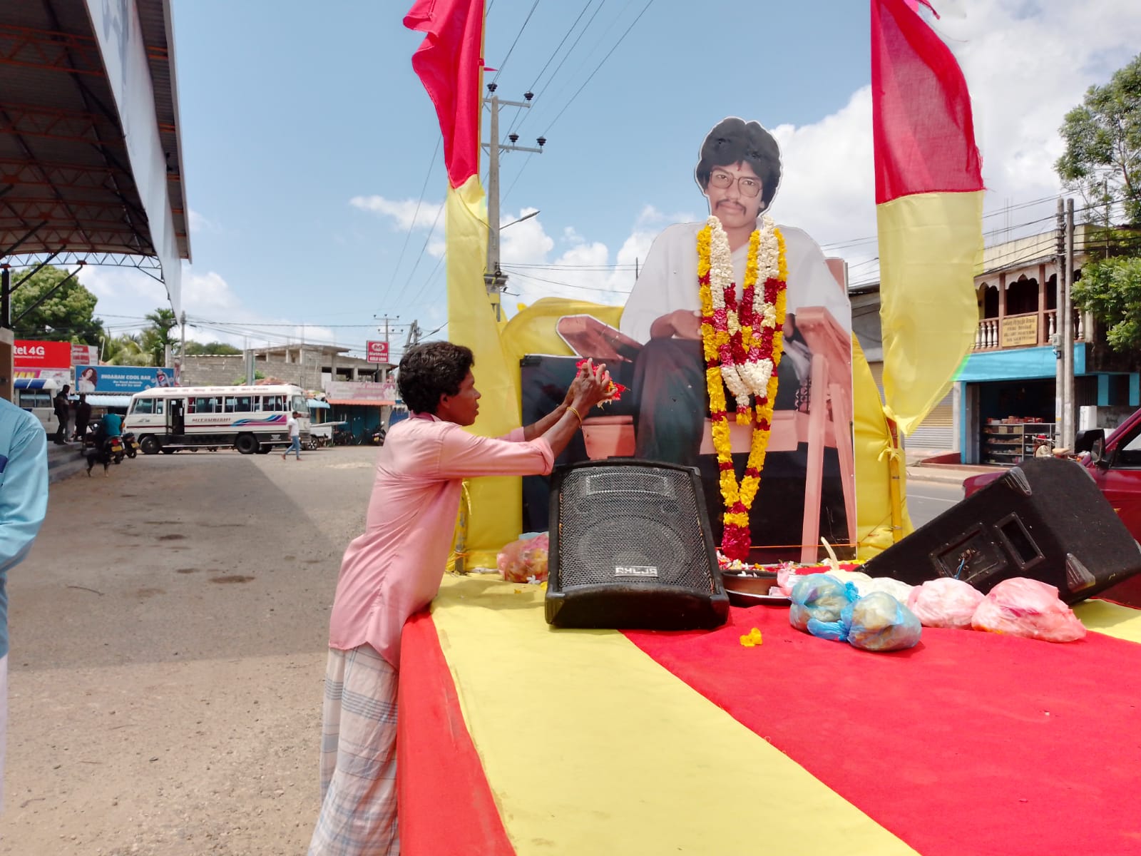 தியாகி திலீபன் அவர்களின் திருவுருவப் படம் தாங்கிய ஊர்திப் பவனிக்கு நாவற்குழியில் தேங்காய் உடைத்து வழிபாடு! 17