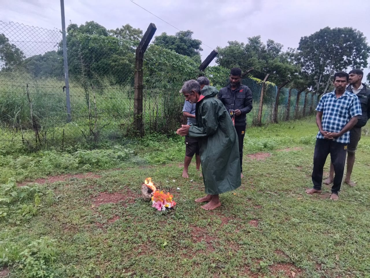 ஆரம்பமானது மாவீரர் வாரம் - கொட்டும் மழைக்குள்ளும் துயிலுமில்லங்களில் நினைவேந்தல் நிகழ்வுகள்!! 15