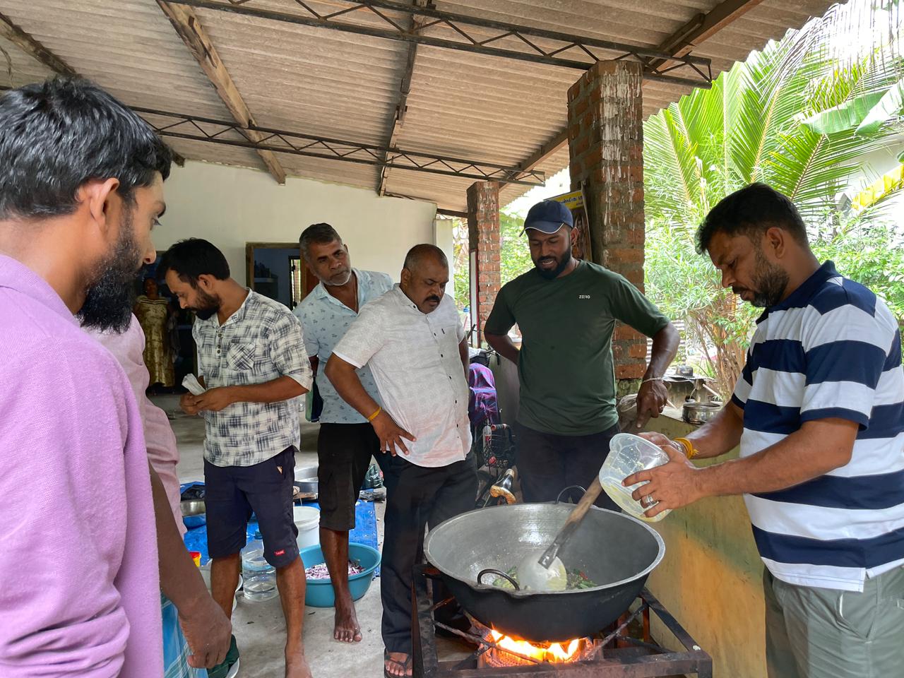 அம்பாறையில் வெள்ளத்தினால் பாதிக்கப்பட்ட 200 பேருக்கு சமைத்த உணவு வழங்கிவைக்கப்பட்டது ! 3