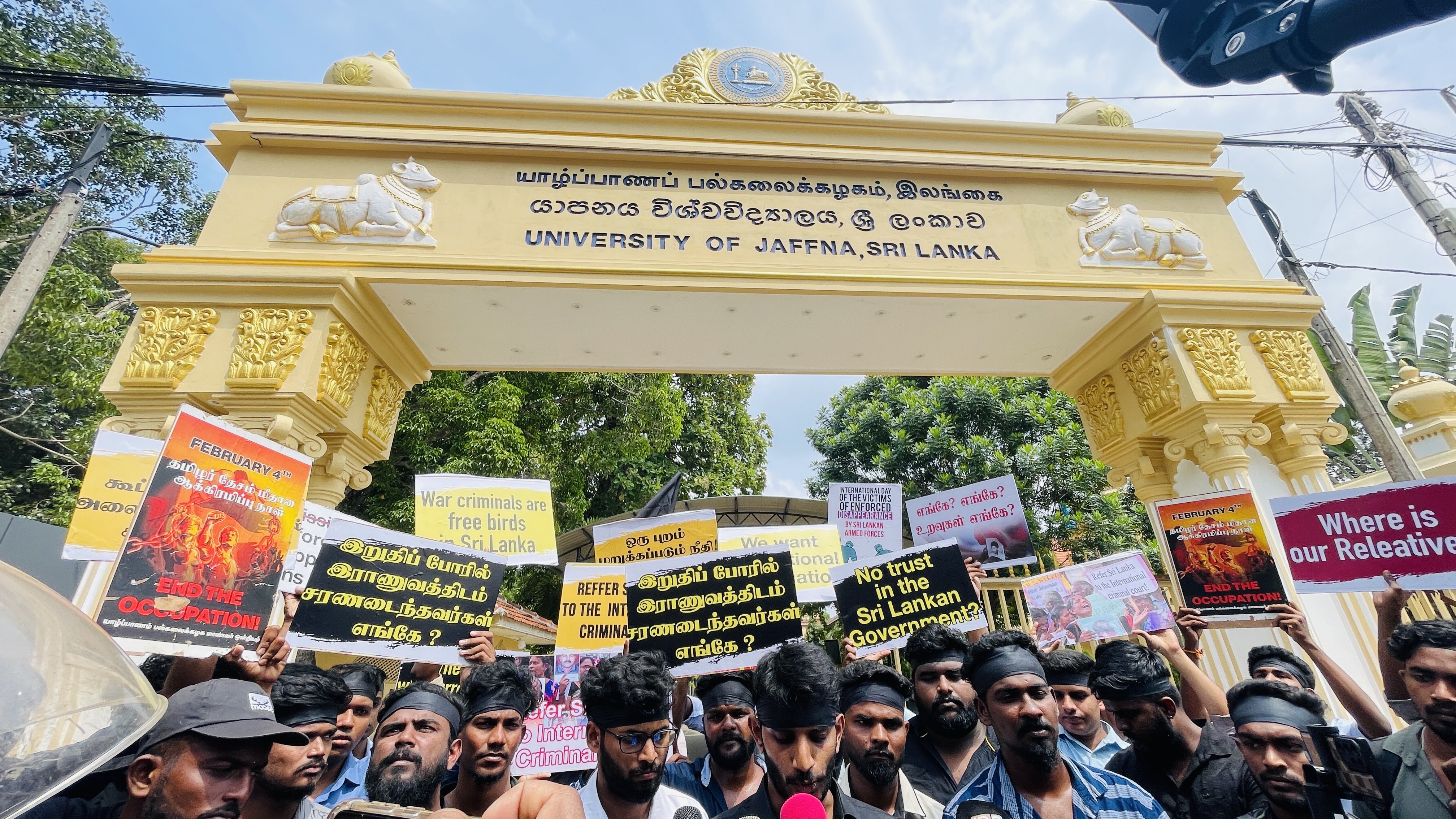 கரிநாளாக பிரகடனப்படுத்தி யாழ் பல்கலைகழக மாணவர்கள் போராட்டத்தில் ஈடுப்பட்டனர். 2