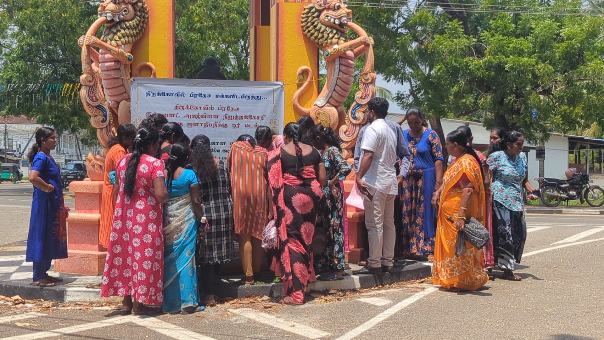 அம்பாறை திருக்கோவில் பிரதேசத்தில் இடபெற்ற கவனயீர்ப்பு போராட்டம் ! 2