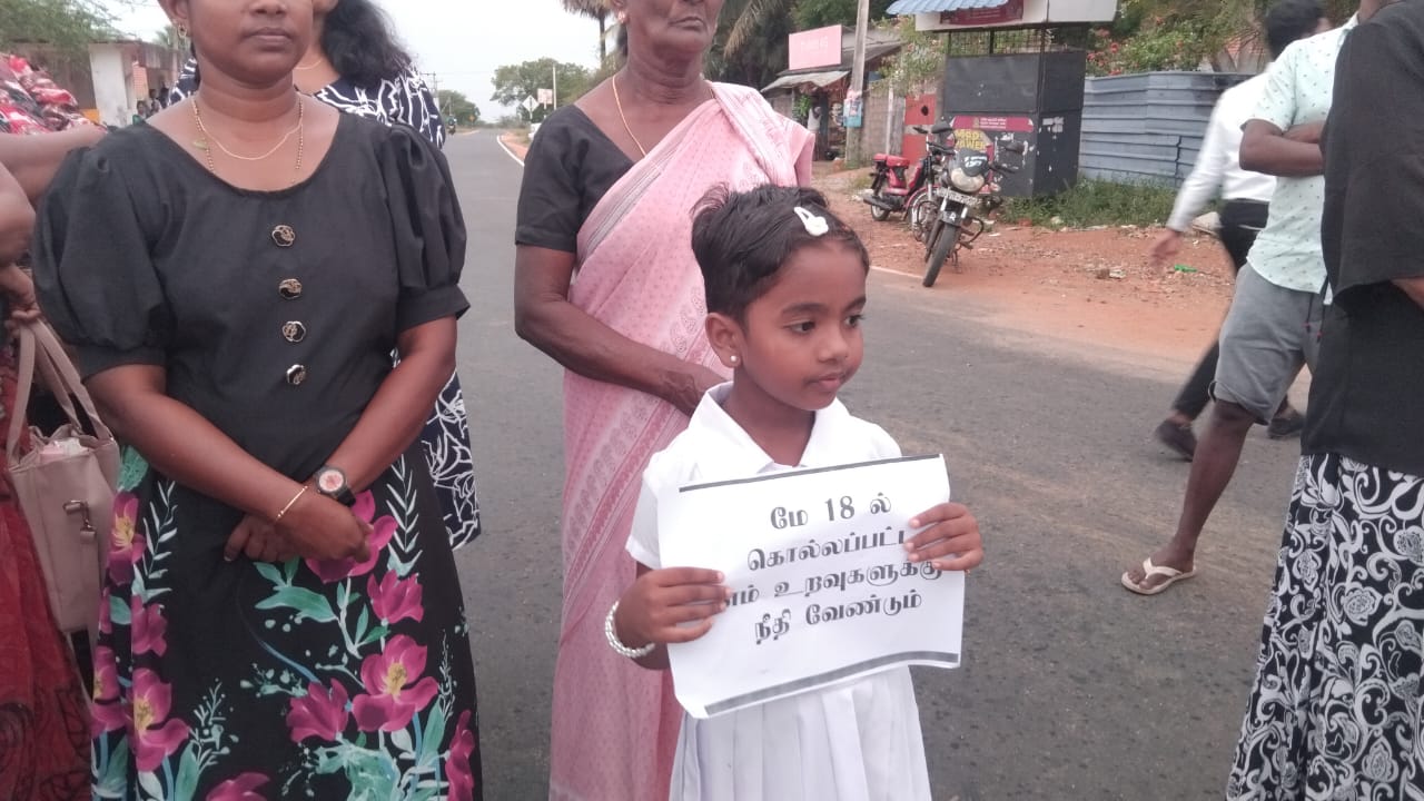 முள்ளிவாய்க்கலில் படுகொலை செய்யப்பட்ட உறவுகளுக்கு நீதி கோரி மாந்தையில் போராட்டம்! 2