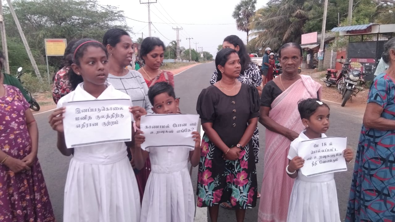 முள்ளிவாய்க்கலில் படுகொலை செய்யப்பட்ட உறவுகளுக்கு நீதி கோரி மாந்தையில் போராட்டம்! 3