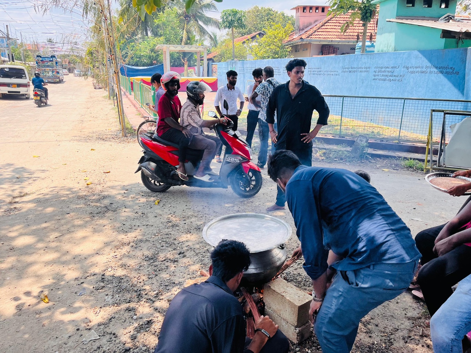யாழ் பல்கலைக்கழகத்தில் தமிழர் வலிசுமந்த முள்ளிவாய்க்கால் நினைவு கஞ்சி வழங்கப்பட்டது. 11