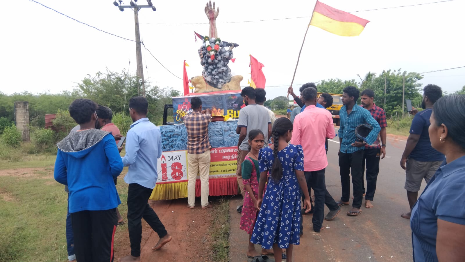 வவுனியா பகுதியில் பயணித்துக்கொண்டிருக்கும் தமிழின அழிப்பு நினைவு ஊர்தி 6