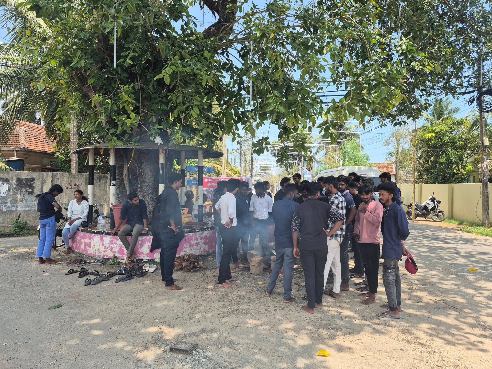 யாழ் பல்கலைக்கழகத்தில் தமிழர் வலிசுமந்த முள்ளிவாய்க்கால் நினைவு கஞ்சி வழங்கப்பட்டது. 7