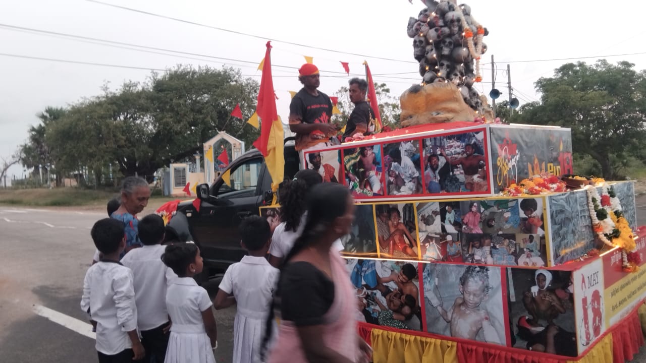 முள்ளிவாய்க்கலில் படுகொலை செய்யப்பட்ட உறவுகளுக்கு நீதி கோரி மாந்தையில் போராட்டம்! 1
