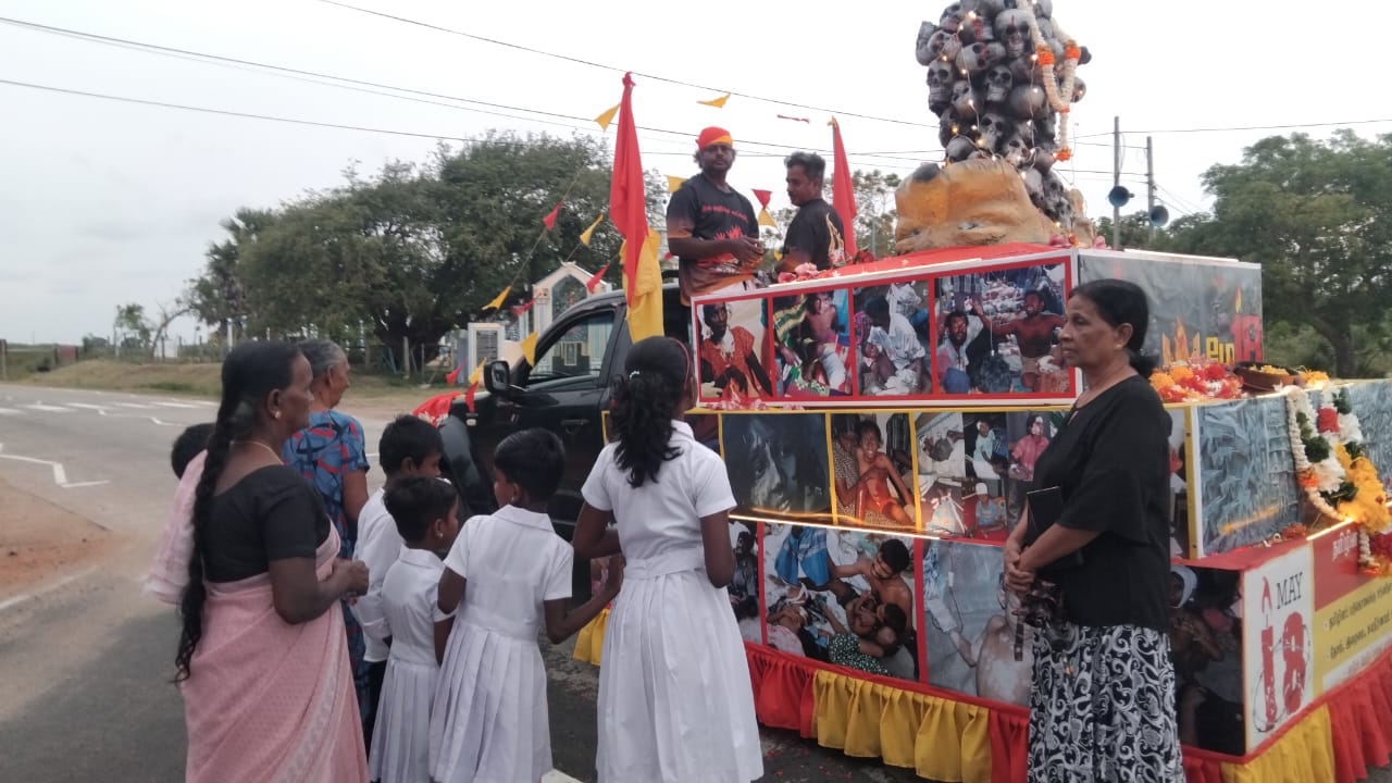 முள்ளிவாய்க்கலில் படுகொலை செய்யப்பட்ட உறவுகளுக்கு நீதி கோரி மாந்தையில் போராட்டம்! 6