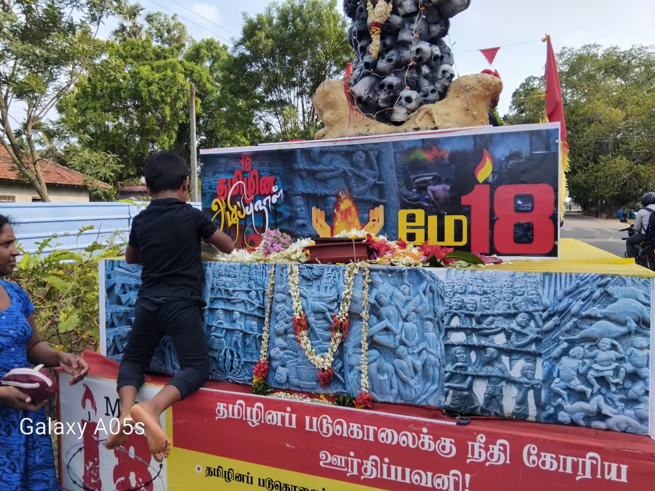 வவுனியா பகுதியில் பயணித்துக்கொண்டிருக்கும் தமிழின அழிப்பு நினைவு ஊர்தி 3