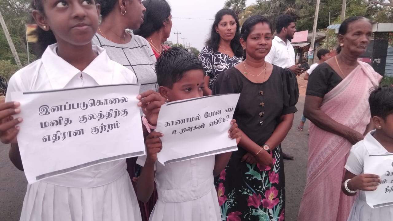 முள்ளிவாய்க்கலில் படுகொலை செய்யப்பட்ட உறவுகளுக்கு நீதி கோரி மாந்தையில் போராட்டம்! 4