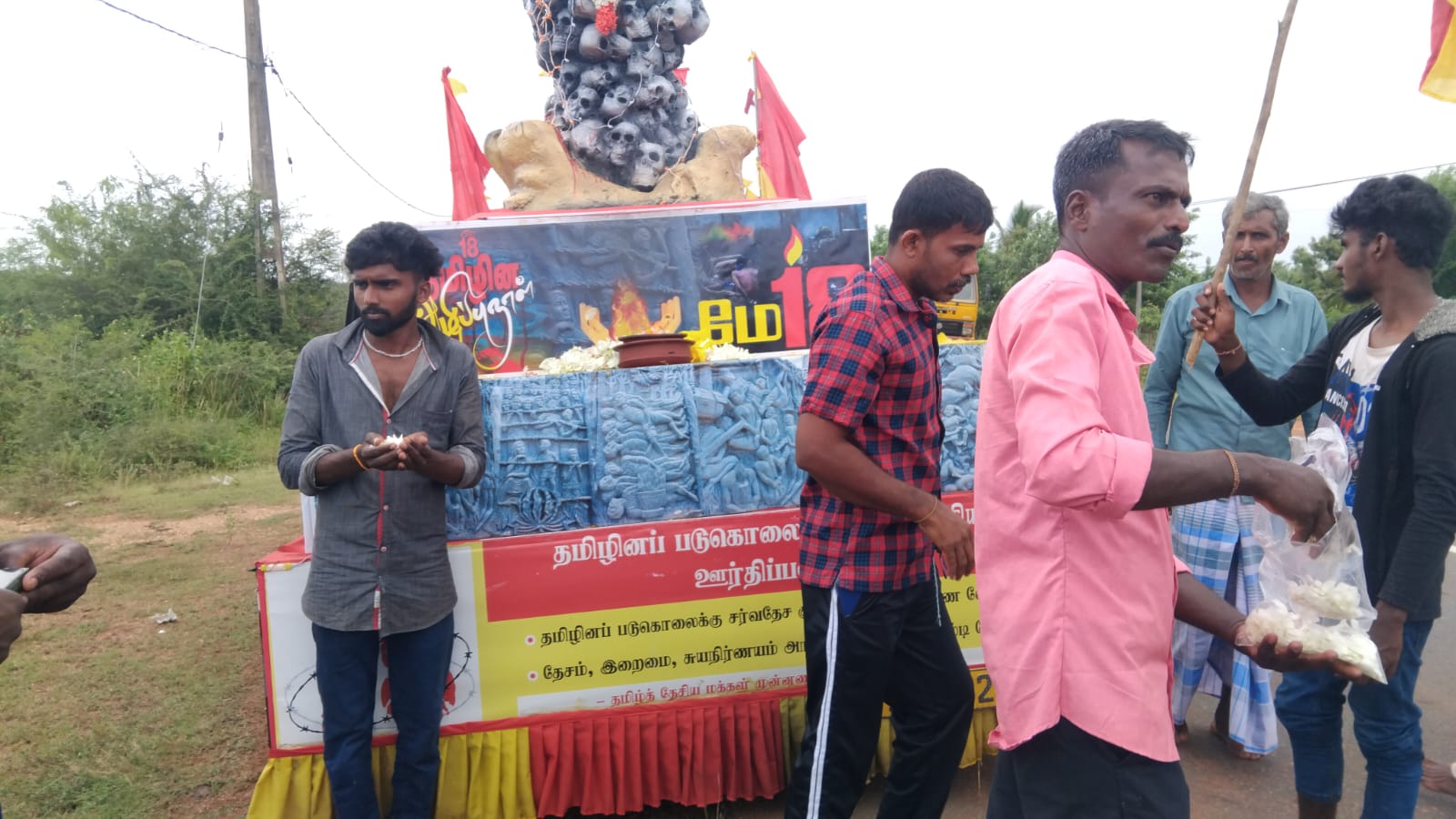 வவுனியா பகுதியில் பயணித்துக்கொண்டிருக்கும் தமிழின அழிப்பு நினைவு ஊர்தி 4
