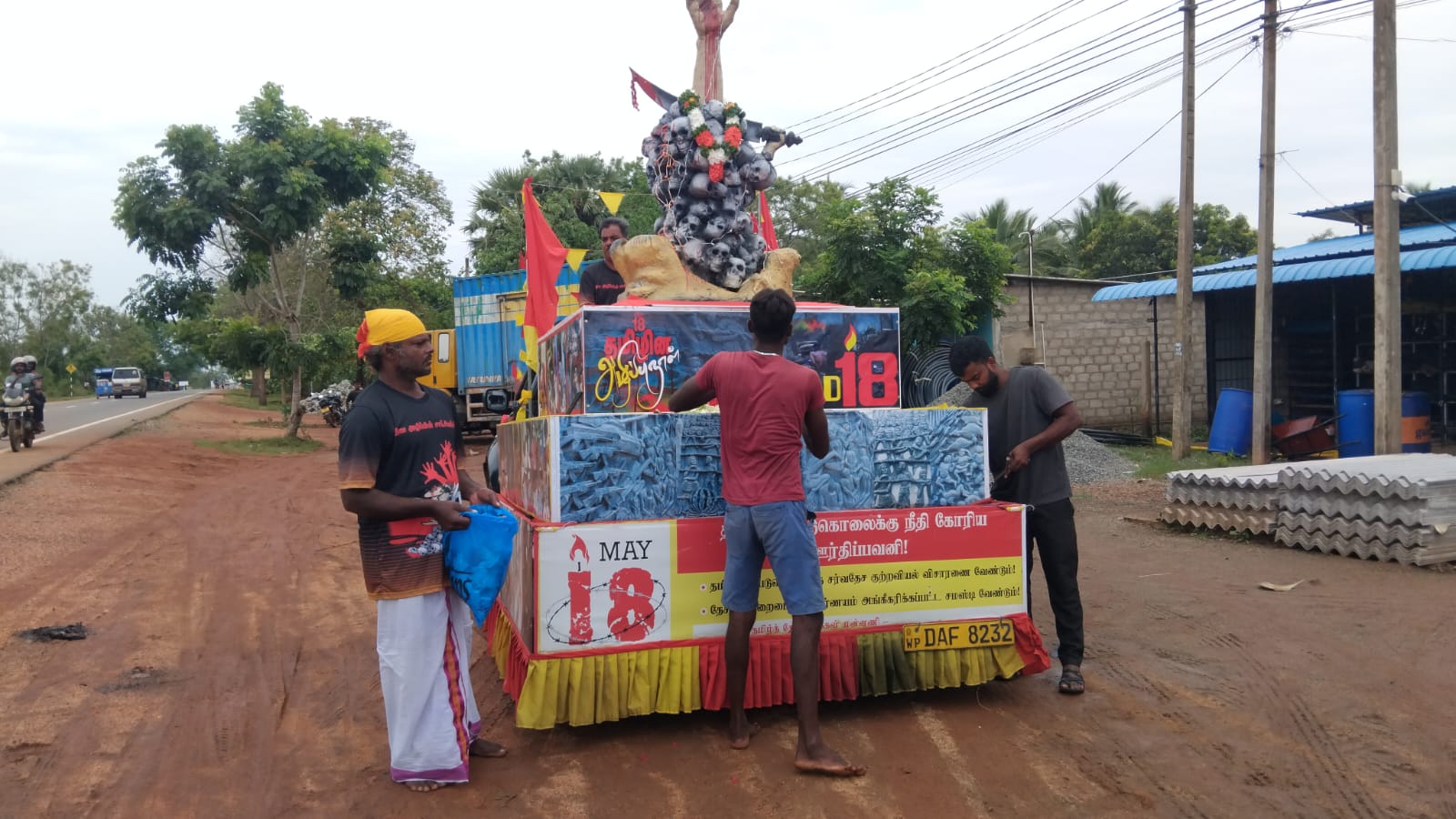 வவுனியா பகுதியில் பயணித்துக்கொண்டிருக்கும் தமிழின அழிப்பு நினைவு ஊர்தி 1