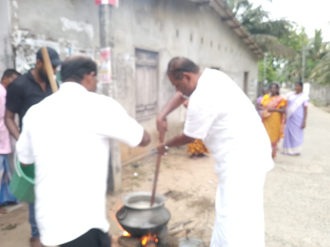 அம்பாறையில் தமிழ் தேசிய மக்கள் முன்னணியினரால் வழங்கப்பட்ட முள்ளிவாய்க்கால் கஞ்சி! 9